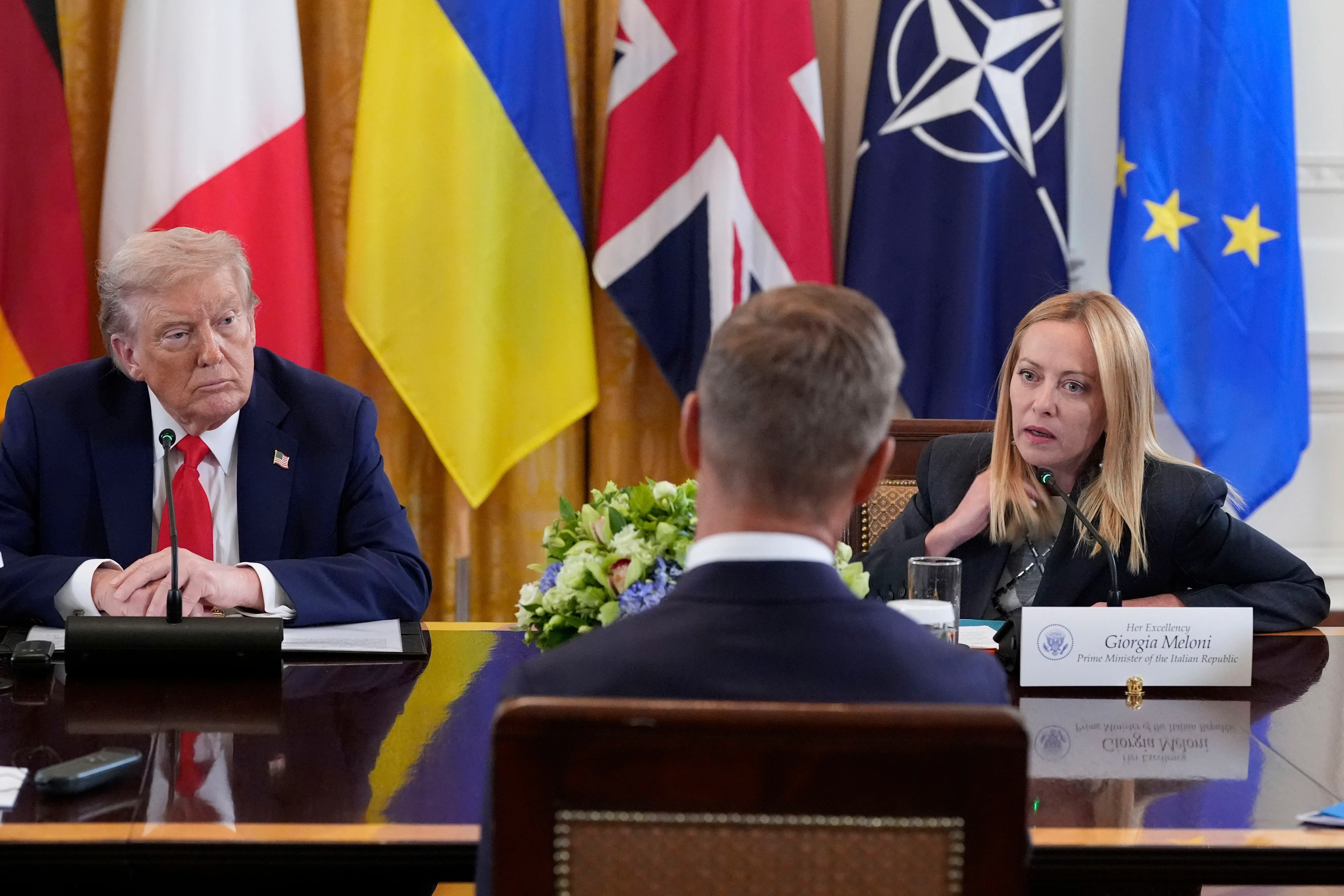 اجتماع في البيت الأبيض يجمع الرئيس الأمريكي السابق دونالد ترامب ورئيسة الوزراء الإيطالية جيورجيا ميلوني، مع قادة أوروبيين لدعم أوكرانيا.