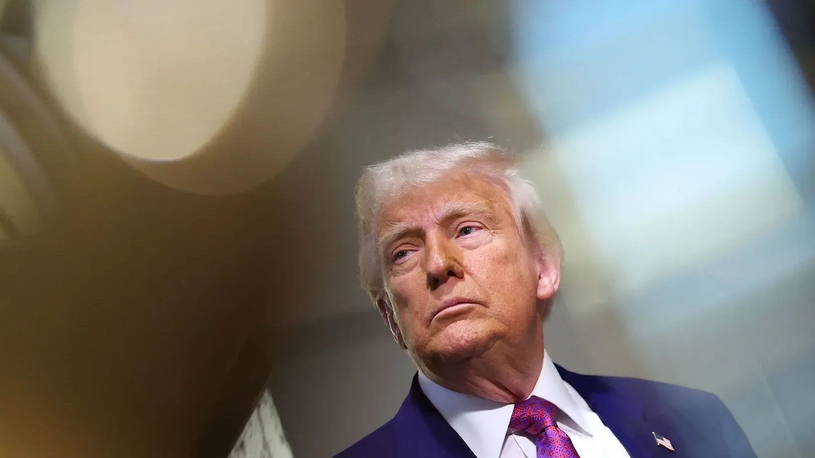 دونالد ترامب يتحدث بجدية، مع تعبير وجهه الجاد، في سياق هجومه على القضاة الذين عيّنهم الجمهوريون، مشيرًا إلى التحديات التي يواجهها في ولايته الثانية.