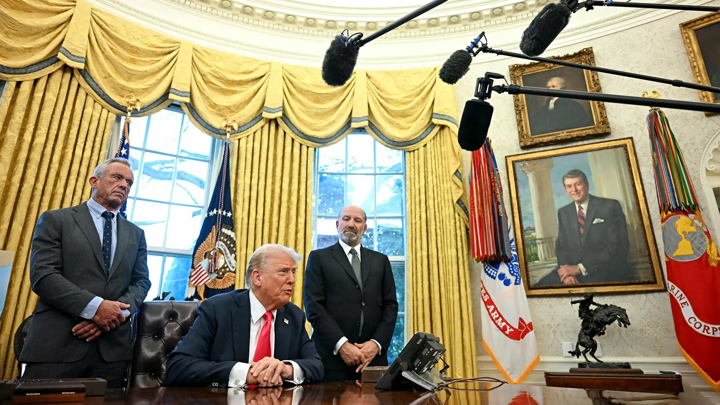 اجتمع الرئيس ترامب مع مستشارين في المكتب البيضاوي لمناقشة "البطاقة الذهبية" لجذب المستثمرين الأجانب.