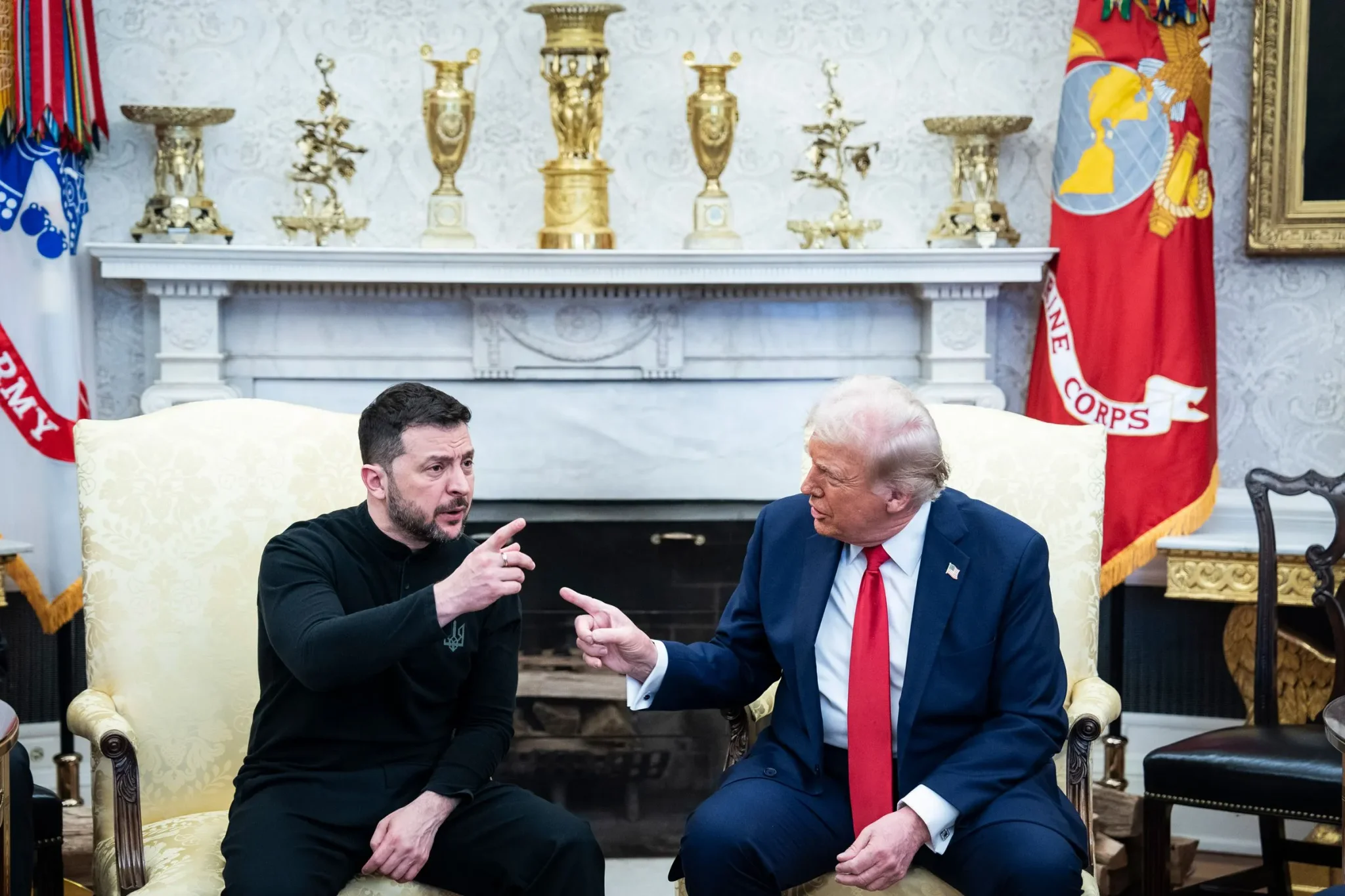 الرئيس الأوكراني فولوديمير زيلينسكي والرئيس الأمريكي السابق دونالد ترامب في لقاء رسمي يعكس التوترات السياسية بين واشنطن وكييف.