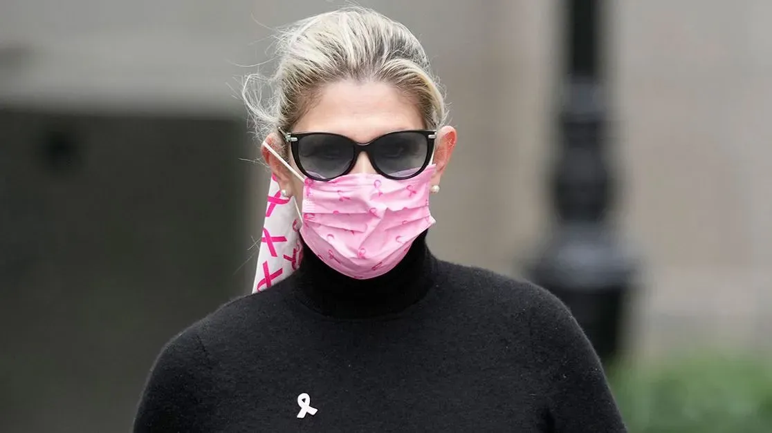 نادين مينينديز ترتدي نظارات شمسية وقناع وجه وردي أثناء مغادرتها المحكمة، بعد إدانتها بتهم الرشوة بالتعاون مع زوجها.