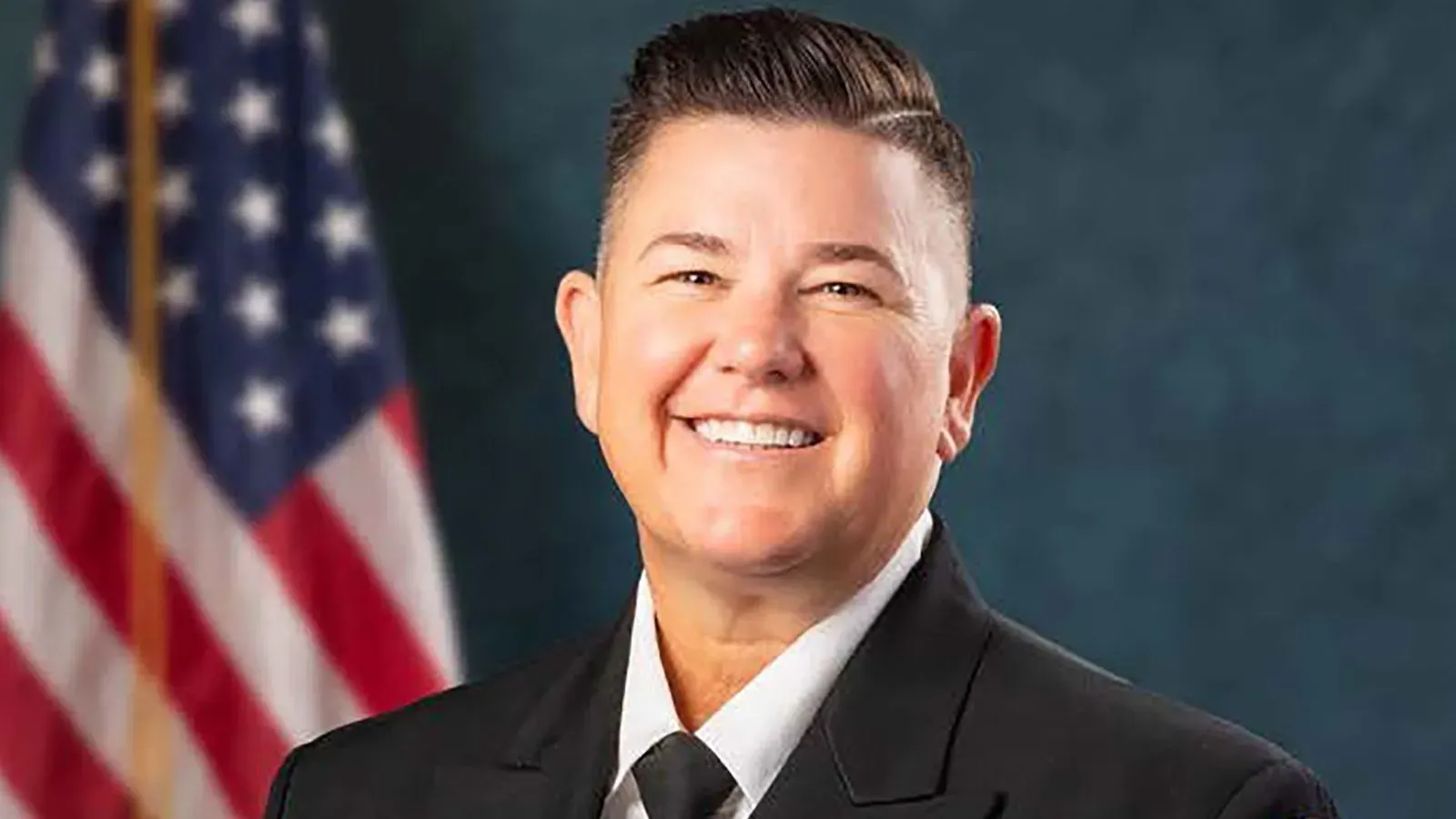 صورة رسمية لنقيبة في إدارة الغابات والحماية من الحرائق في كاليفورنيا، ريبيكا مارودي، مبتسمة أمام علم أمريكي، مرتبطة بقضية قتلها.