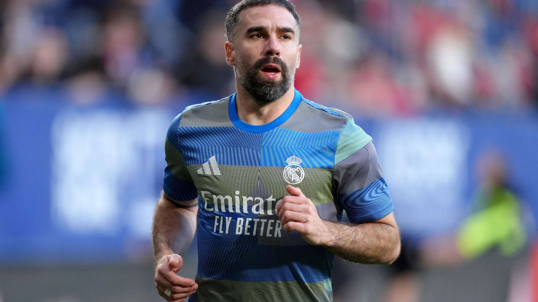 دانييل كارباخال لاعب ريال مدريد يظهر أثناء مباراة، مع تقارير عن انتقاله المحتمل إلى خيتافي وسط تحديات مالية.