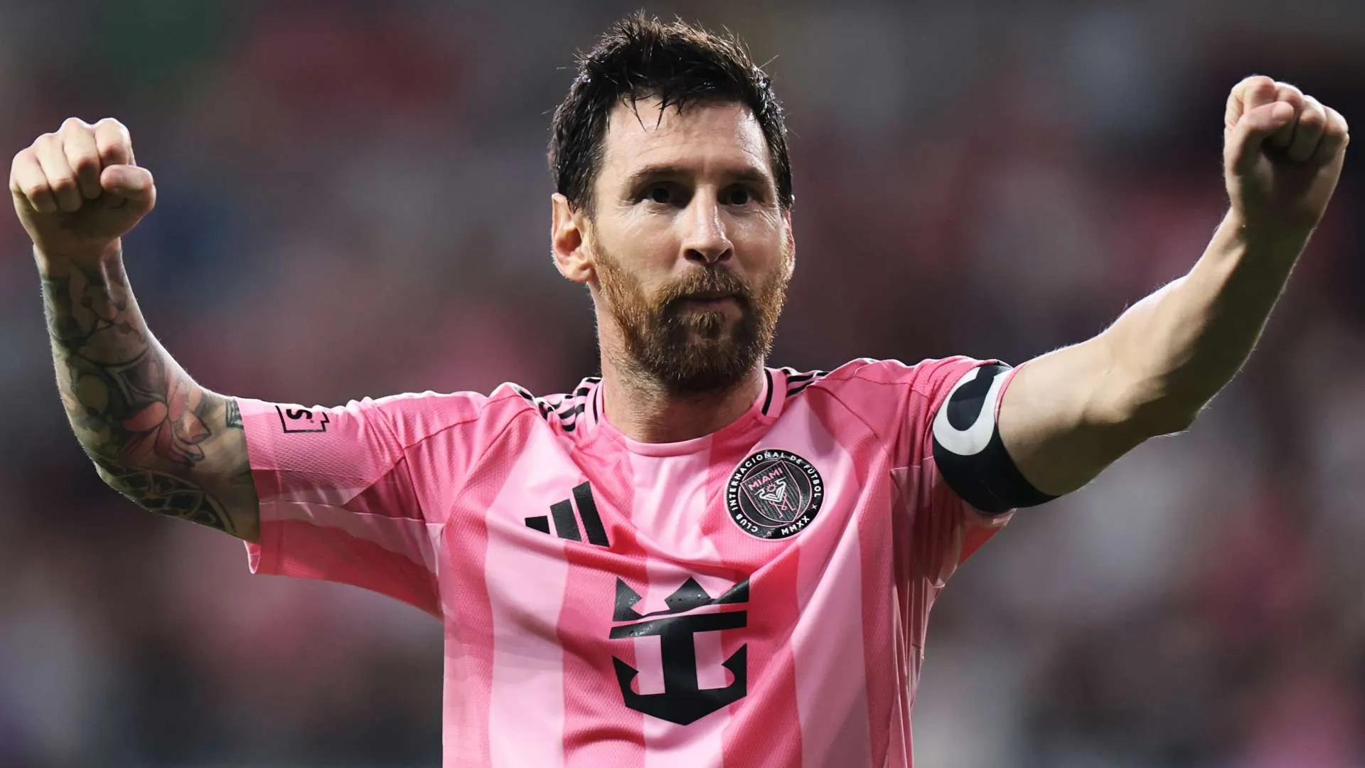 ليونيل ميسي يحتفل بفوز فريق Inter Miami في دوري MLS، مؤكدًا استمراره في كرة القدم رغم الشكوك السابقة.