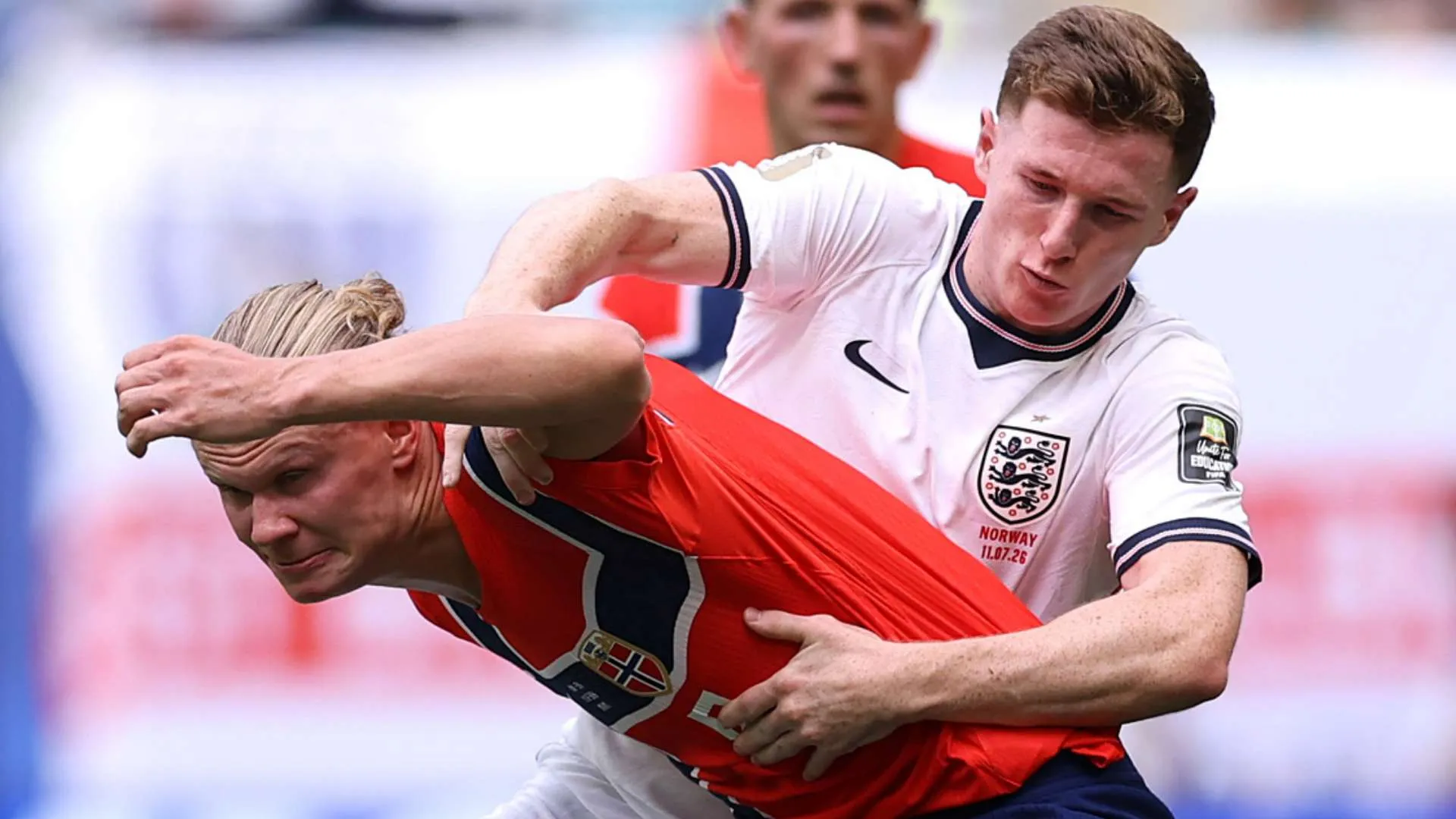 لاعب إنجليزي يتصدى بلاعب نرويجي خلال مباراة دولية، تعبير عن أهمية البطولات الدولية في مواجهة مشروع دوري السوبر الأوروبي.
