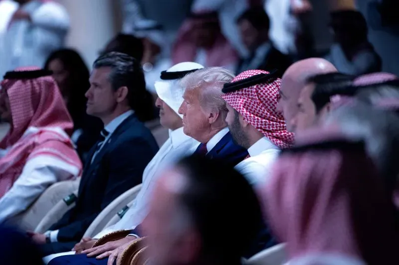 اجتماع بين الرئيس الأمريكي دونالد ترامب ومسؤولين سعوديين في مؤتمر حول الذكاء الاصطناعي، حيث يناقشون شراكات تكنولوجية جديدة.