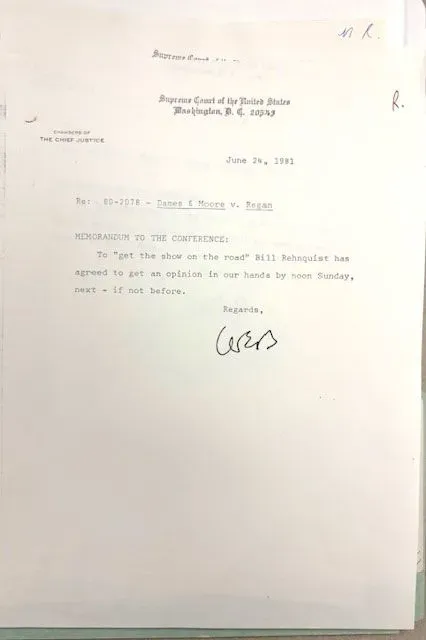 مذكرة من المحكمة العليا الأمريكية بتاريخ 28 يونيو 1981 تتعلق بقضية دامس ومور ضد ريجان، تشير إلى أهمية القضية في تاريخ السياسة الأمريكية.