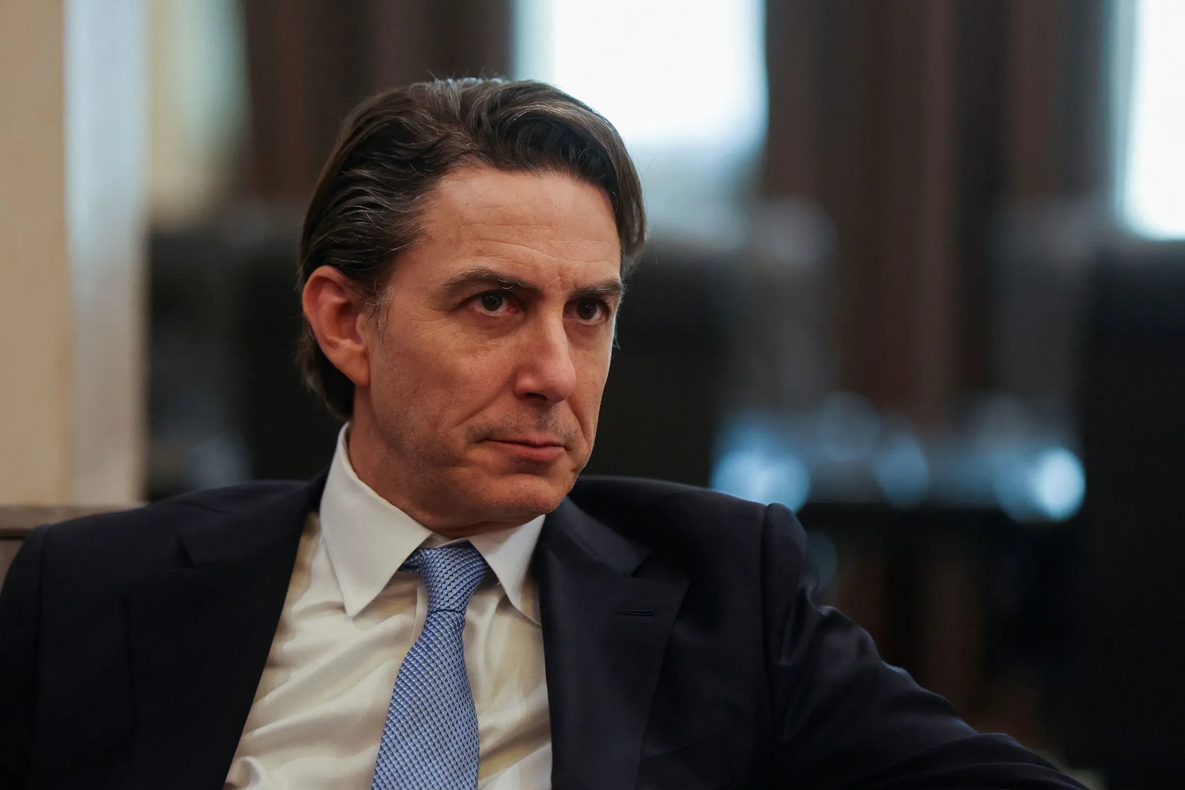 بريت ماكغورك، محلل الشؤون العالمية في CNN، يظهر بتعبير جاد، مع خلفية غير واضحة، مما يعكس التوترات الجيوسياسية حول أوكرانيا.