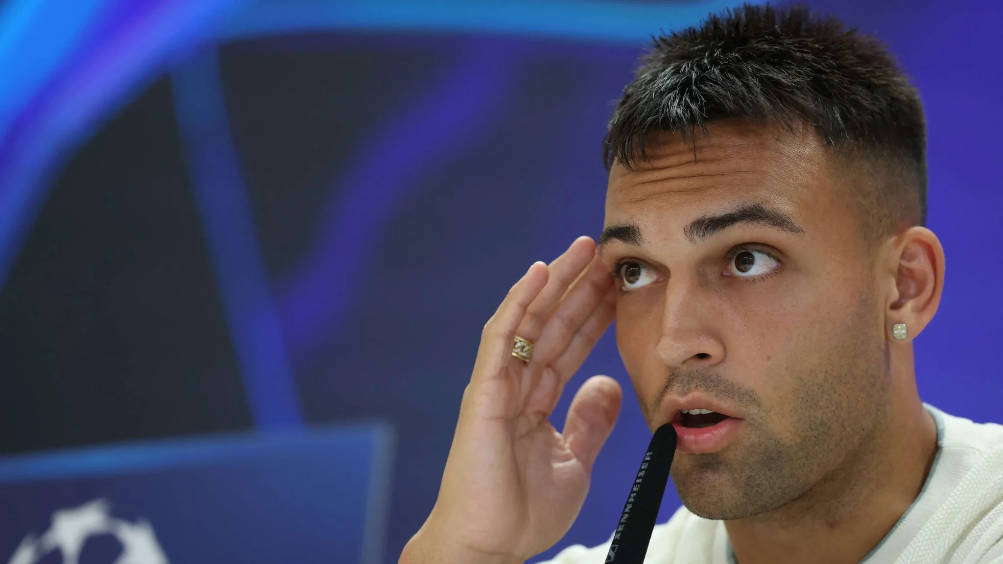لاوتارو مارتينيز يتحدث بثقة خلال مؤتمر صحفي استعدادًا لمواجهة ريال مدريد في دوري أبطال أوروبا مع التركيز على التحدي دون الحنين للماضي.