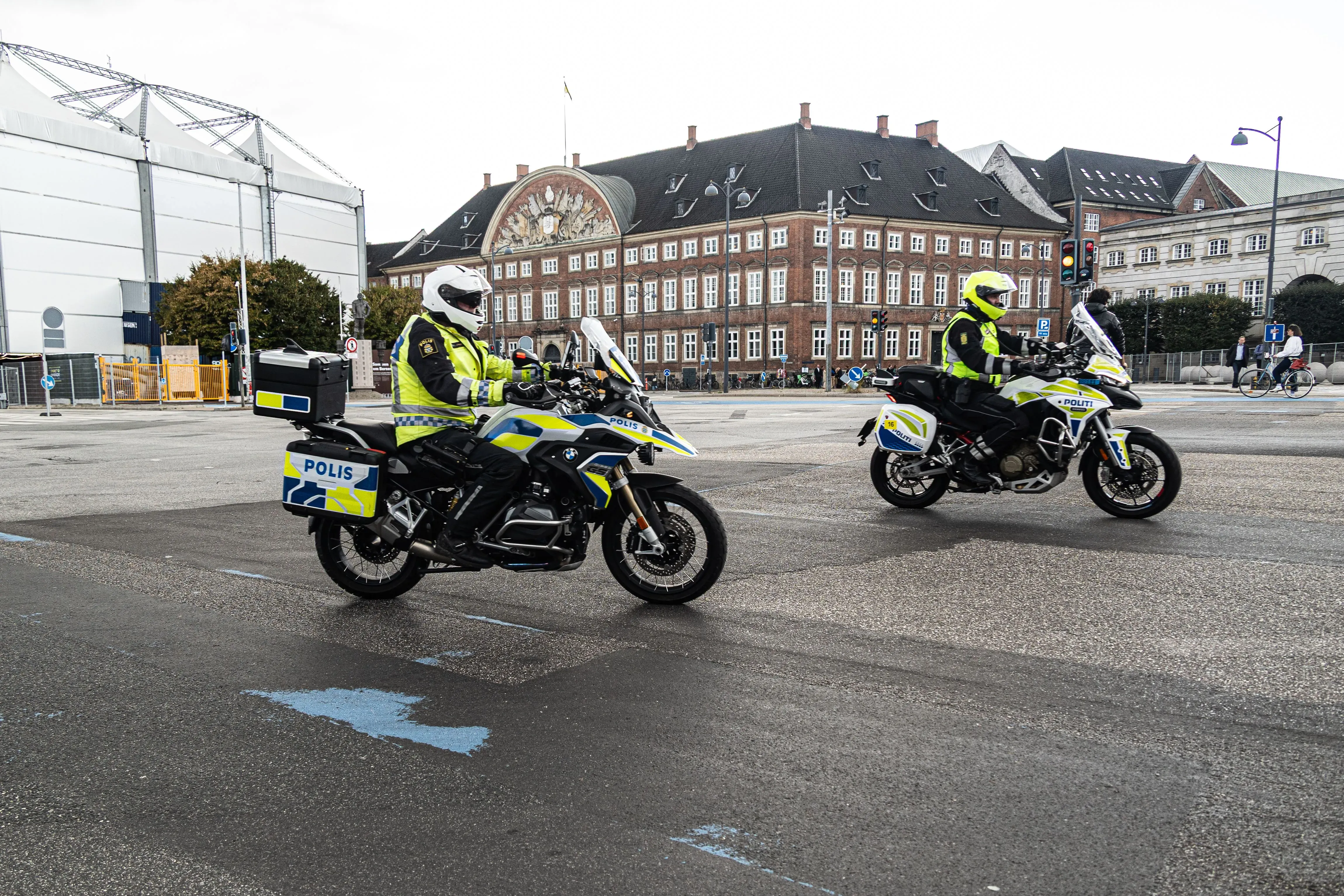 دوريات الشرطة على دراجات نارية في شوارع كوبنهاغن، تزامنًا مع قمة لمناقشة تدابير الدفاع ضد التهديدات الجوية.