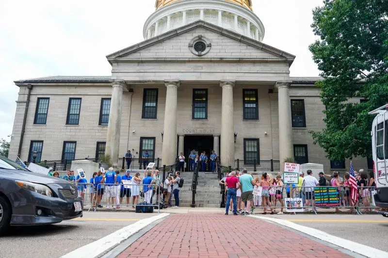 مظاهرة خارج محكمة نورفولك العليا، حيث يتجمع مؤيدو كارين ريد مرتدين ملابس وردية، مع لافتات تطالب بإطلاق سراحها.
