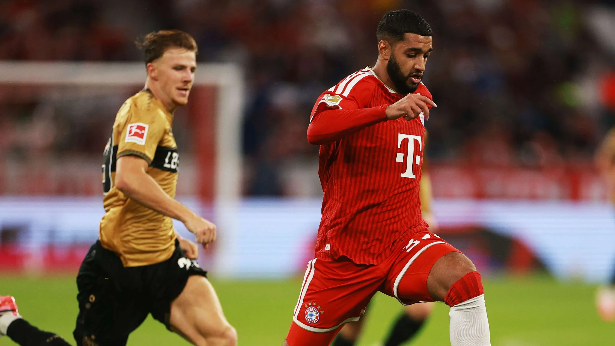 إسماعيل صيباري لاعب بايرن ميونخ يركض بالكرة خلال مباراة الدوري الألماني ضد شتوتغارت، مسجلاً صناعتين في ظهوره الأول.
