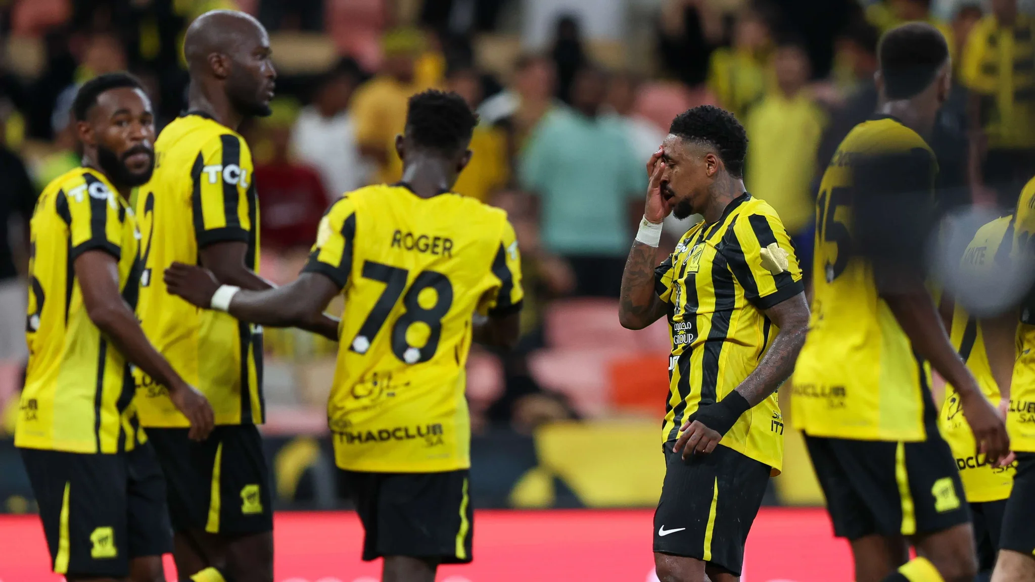 لاعبو الاتحاد السعودي يرتدون الزي الأصفر والأسود يحتفلون بفوزهم 4-1 على الجزيرة الإماراتي في دوري أبطال آسيا 2026-2027.