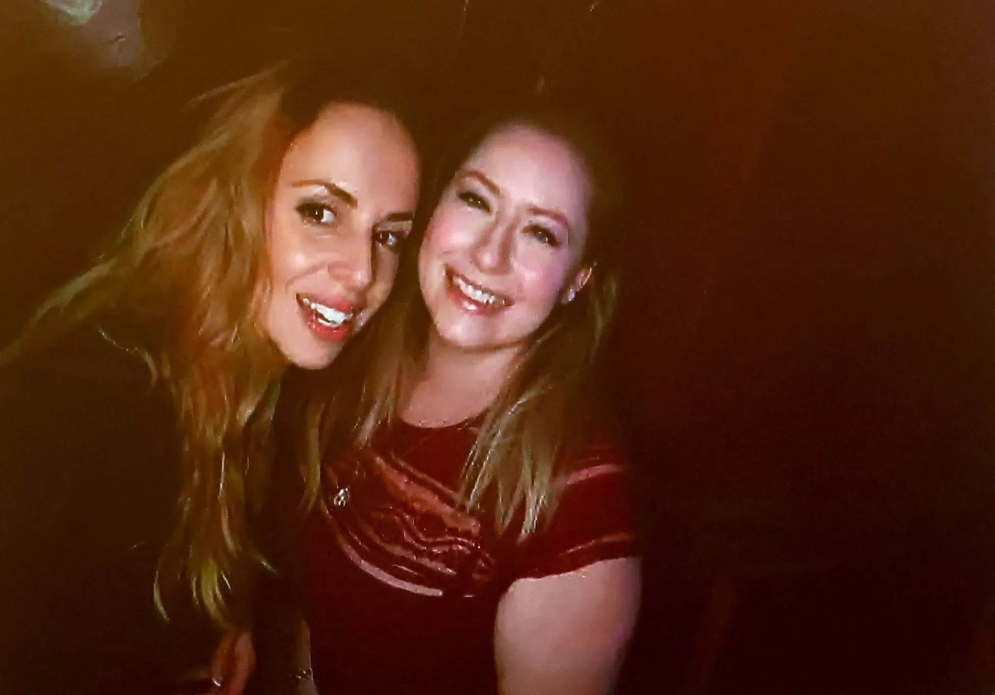 صورة تظهر آنا والش وصديقة لها تبتسمان معًا، تعكس لحظة من الألفة قبل الأحداث المأساوية التي تلت ذلك.