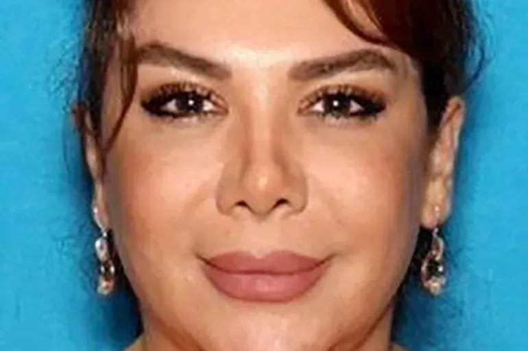 اعتُقلت شميم مافي، مواطنة إيرانية، في مطار لوس أنجلوس بتهمة تهريب أسلحة إلى السودان، وسط تحقيقات حول بيع طائرات مسيّرة وذخائر.