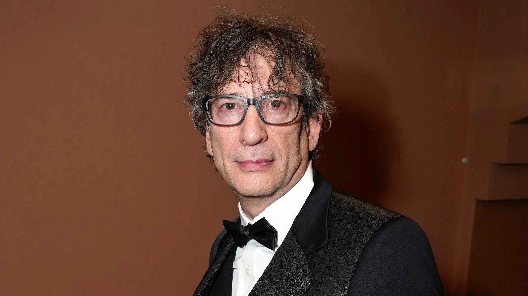 نيل جايمان، مؤلف بريطاني، يظهر في حدث رسمي، وسط اتهامات بالاعتداء الجنسي من قبل سكارليت بافلوفيتش.