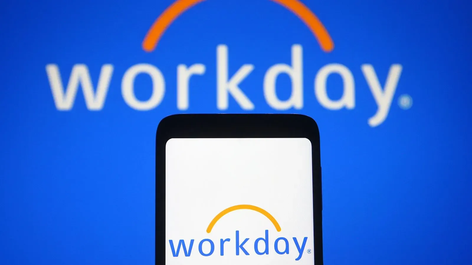 شعار شركة Workday يظهر على شاشة هاتف ذكي، مع خلفية زرقاء تحمل نفس الشعار، مما يعكس دور الشركة في تكنولوجيا التوظيف.