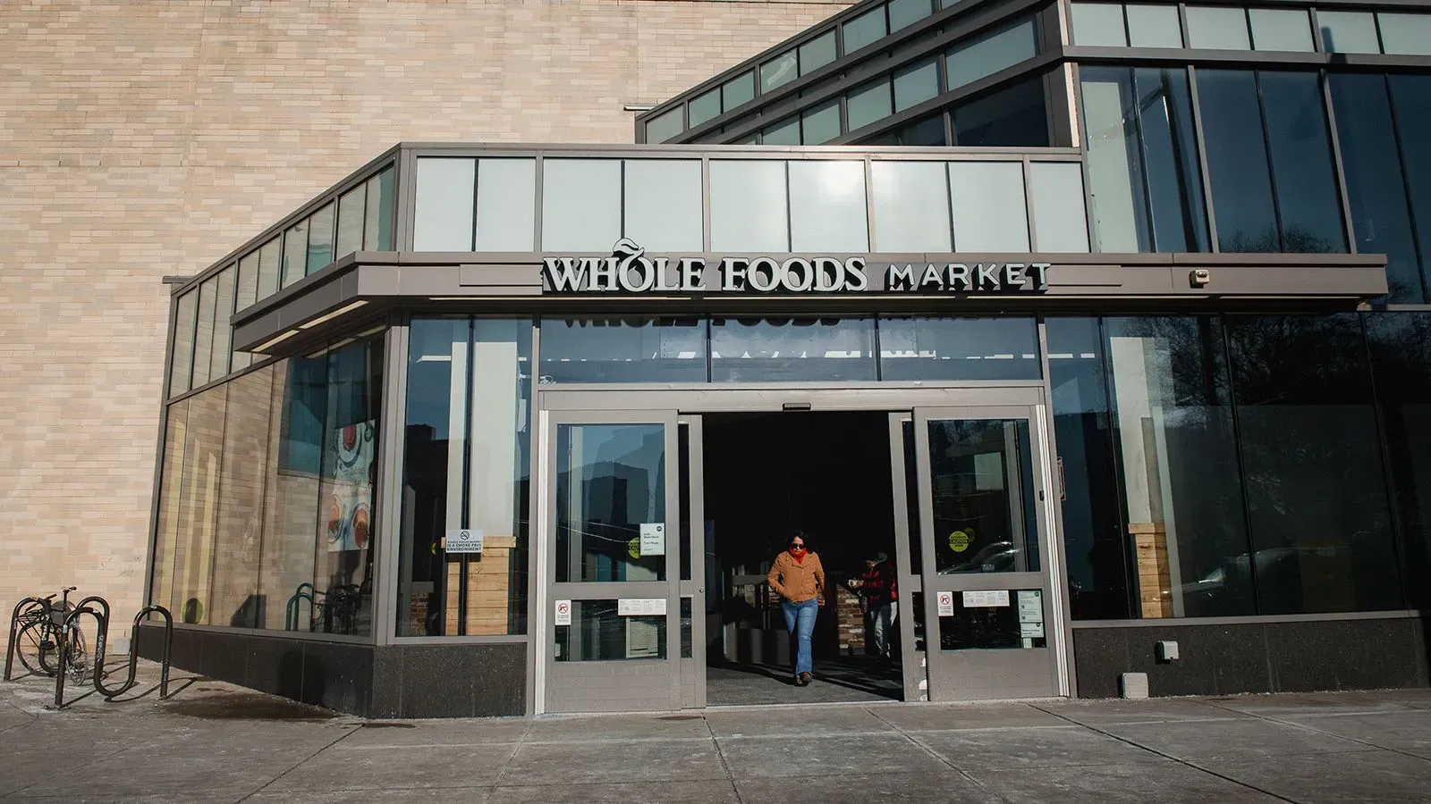 تمثل صورة دخول سوق Whole Foods في فيلادلفيا، حيث شهدت تصويت العمال لتشكيل نقابة لأول مرة.