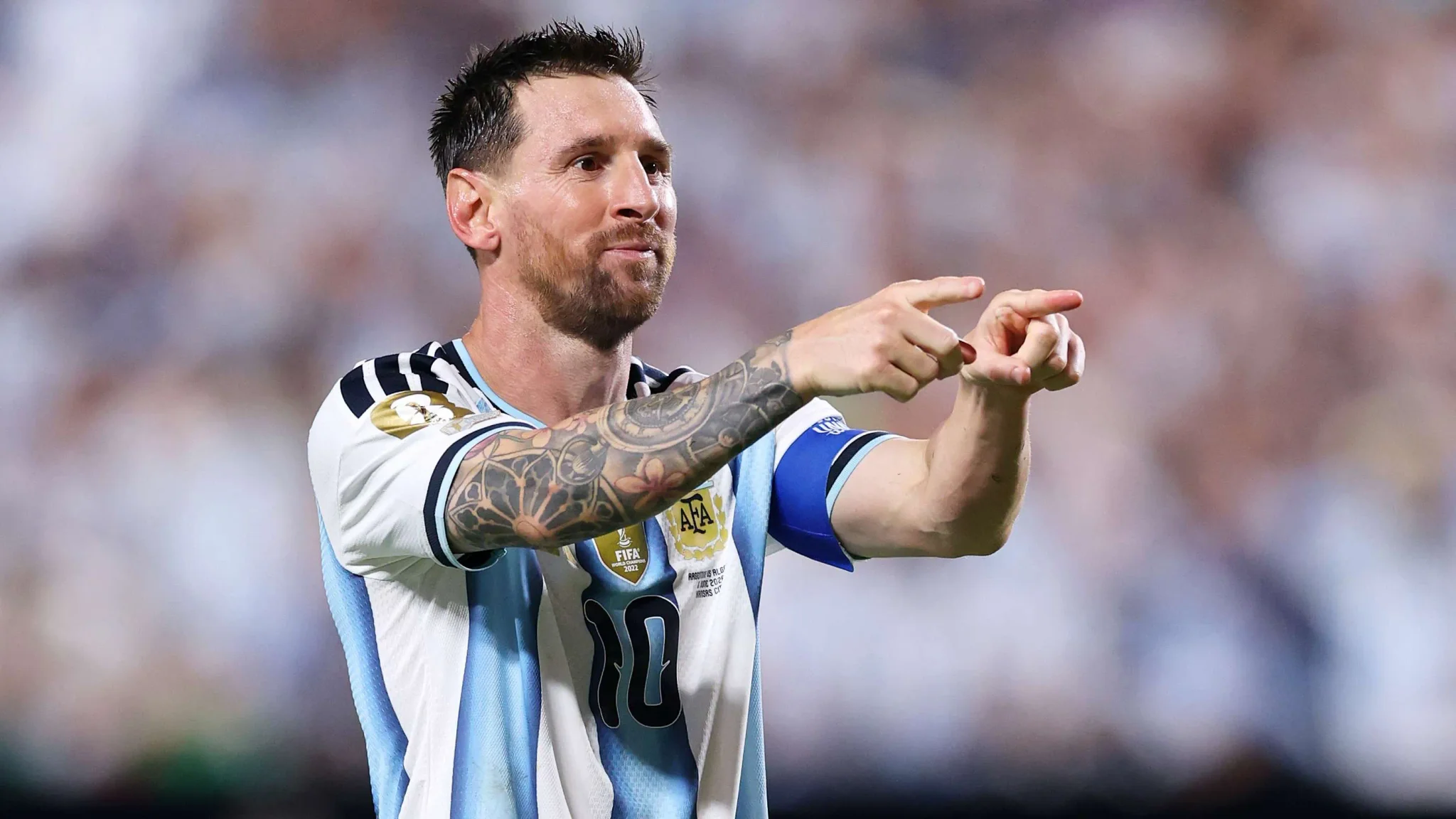 ليونيل ميسي قائد منتخب الأرجنتين يحتفل بهدف في كأس العالم 2026 وسط منافسة شرسة على الحذاء الذهبي.