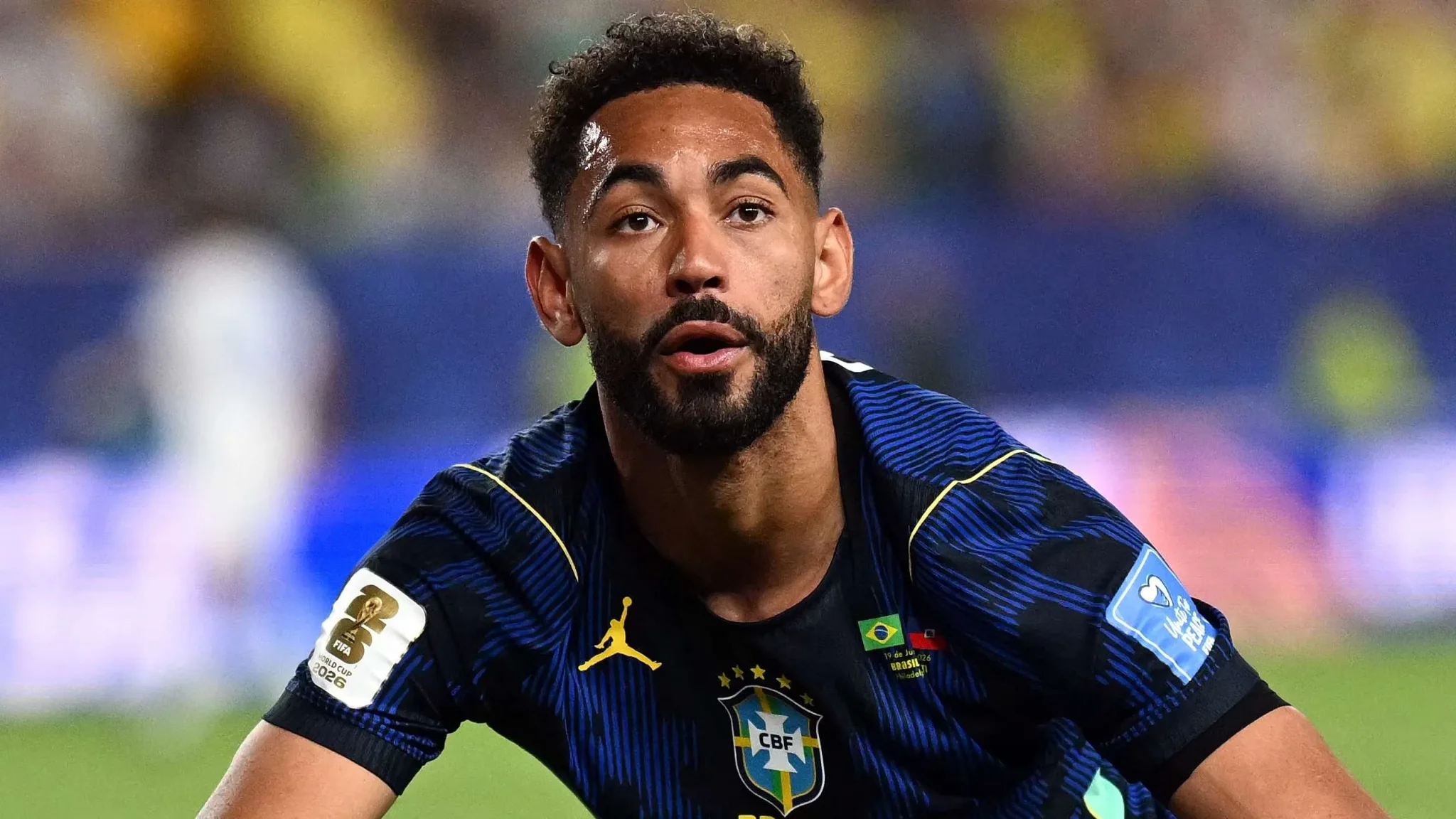 لاعب كرة قدم برازيلي يرتدي زي المنتخب الوطني خلال مباراة كأس العالم 2026، يظهر تركيزه وحماسه في الملعب.