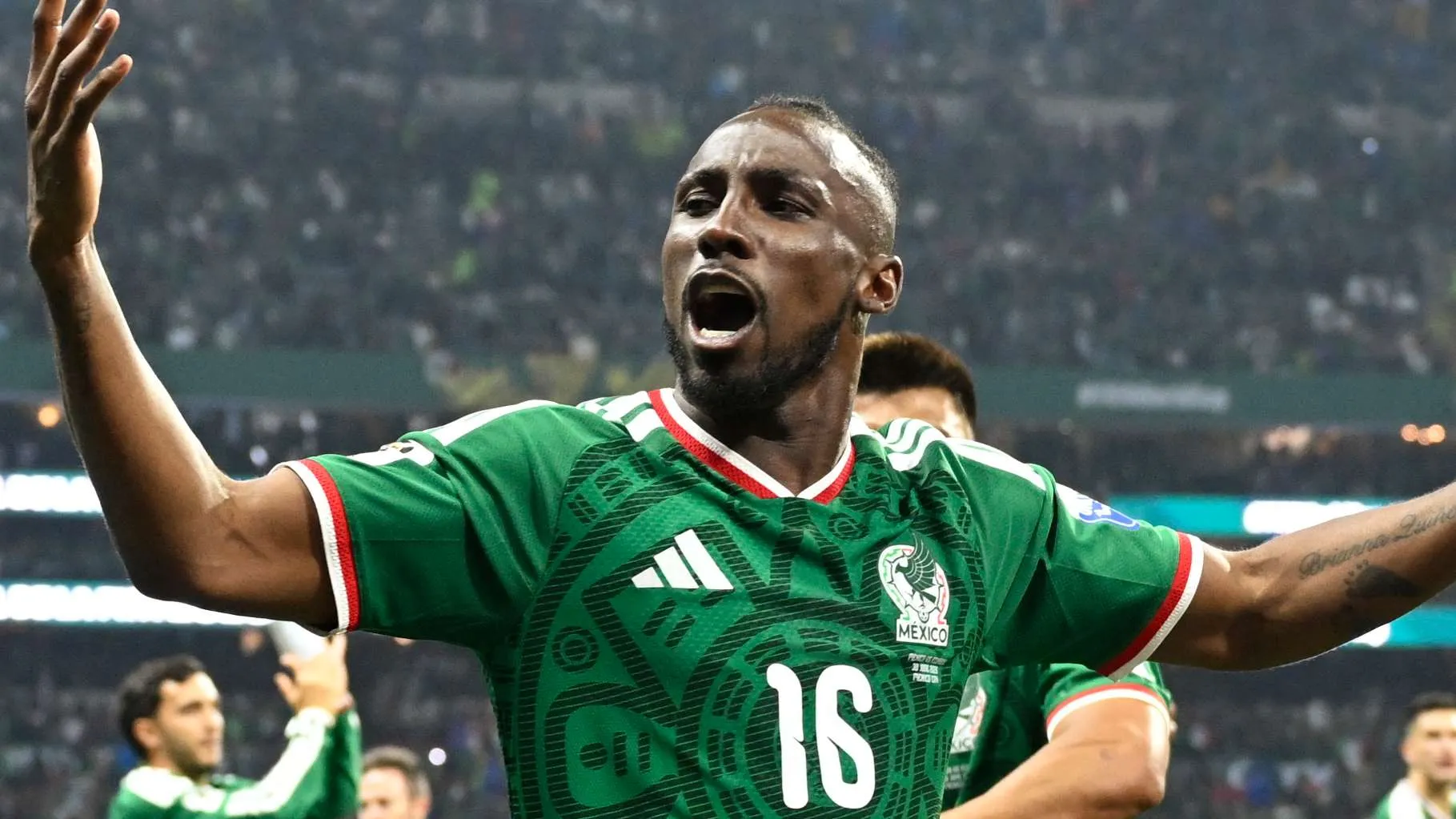 لاعب المكسيك يرتدي القميص رقم 16 يحتفل بهدف في كأس العالم 2026 وسط أجواء حماسية في الملعب.