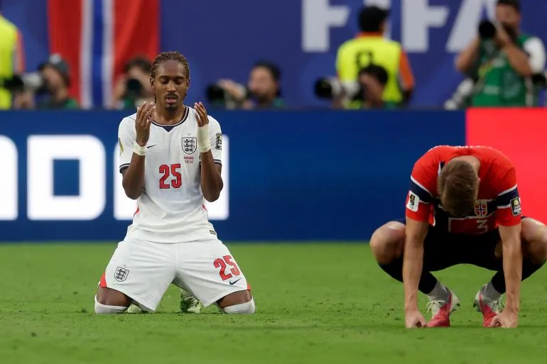 لاعب منتخب إنجلترا Djed Spence يركع في الملعب ويصلي شكرًا بعد الفوز على النرويج في ربع نهائي كأس العالم، مع تأكيد دوره كأول لاعب مسلم في الفريق.