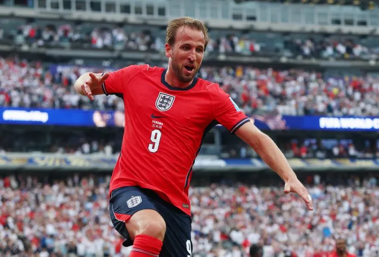 هاري كين يحتفل بتسجيل هدفه خلال مباراة إنجلترا ضد بنما في كأس العالم، حيث قاد فريقه للفوز 2-0 وتأهلهم للدور المقبل.