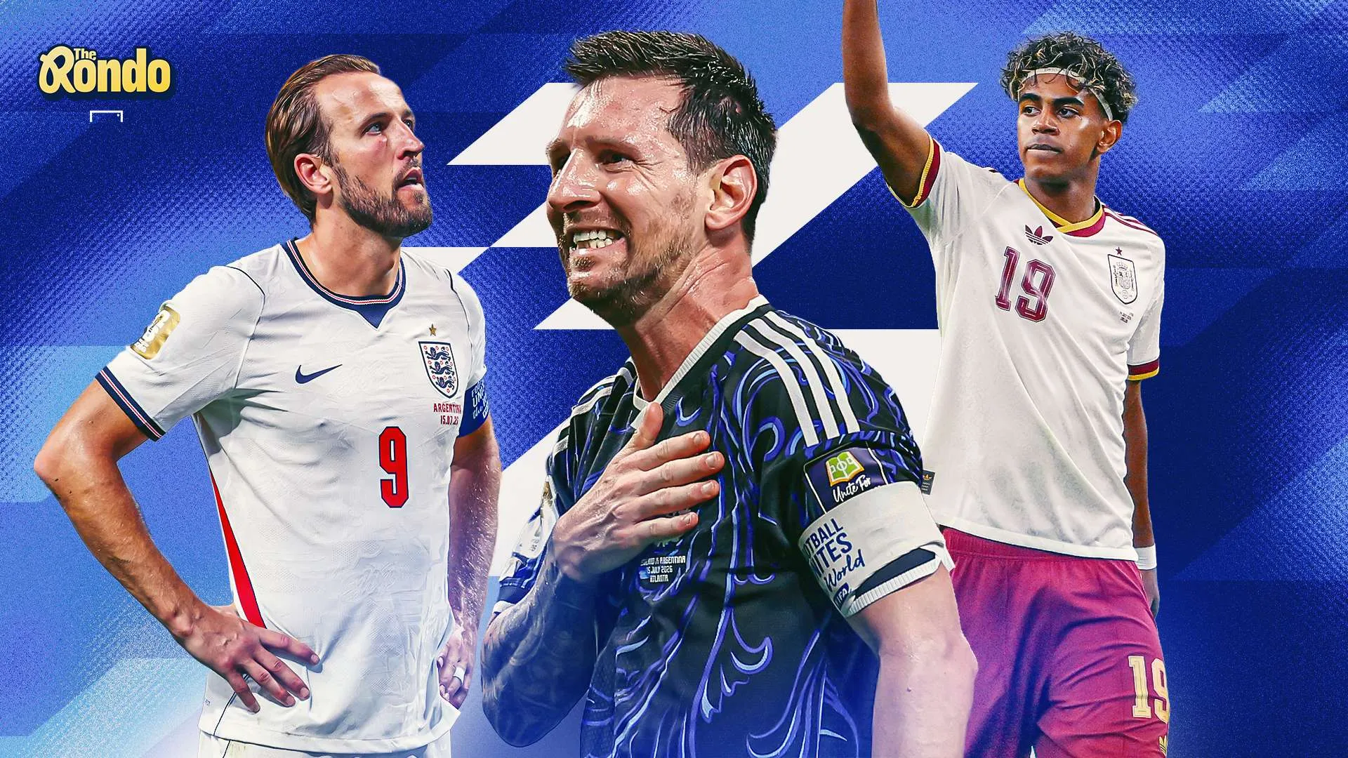 نجوم كرة القدم ليونيل ميسي وهاري كين ولاعب منتخب إسبانيا يحتفون قبل نهائي كأس العالم، مع التركيز على التنافس بين الأرجنتين وإنجلترا وإسبانيا.