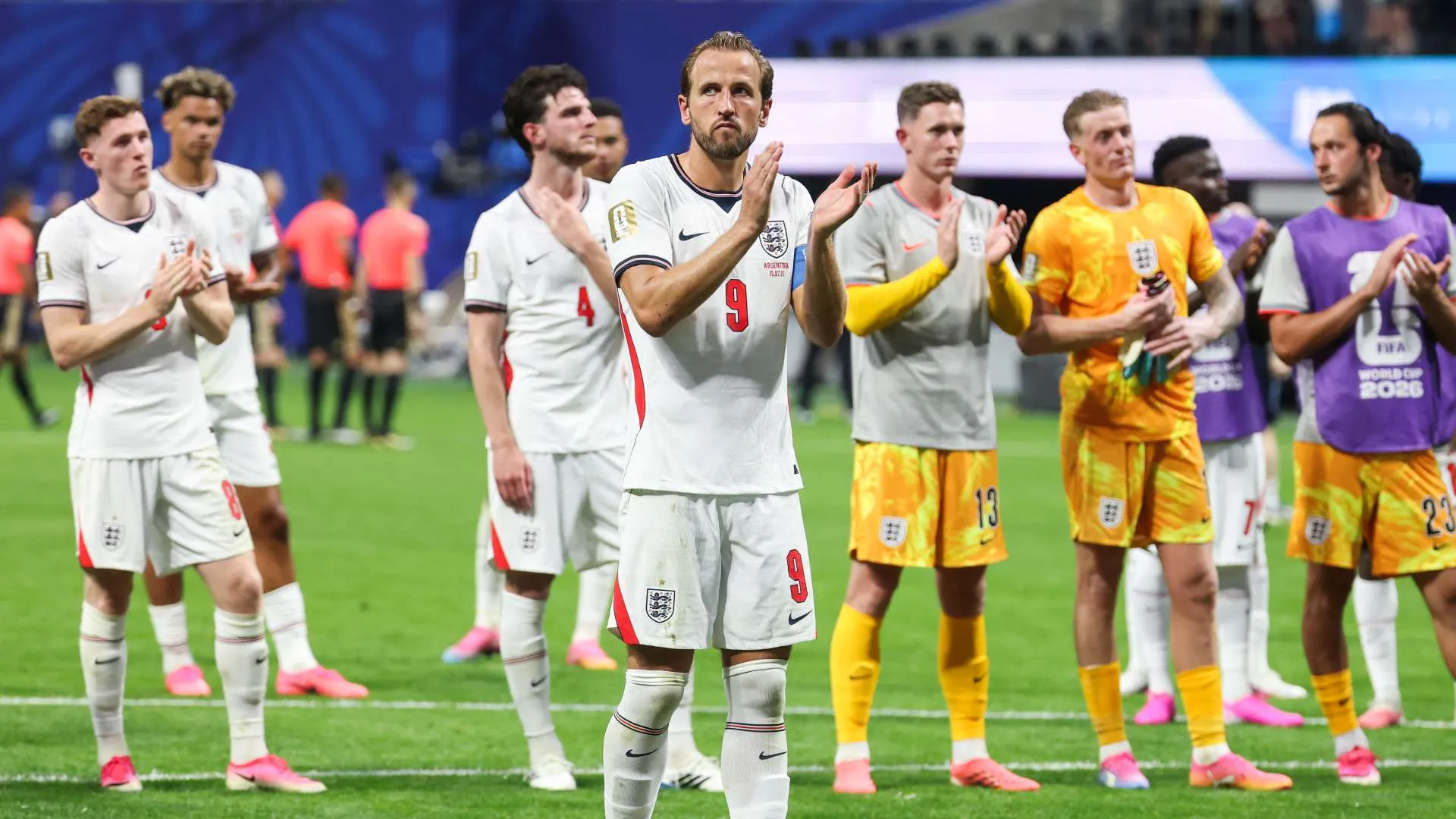 لاعبو منتخب إنجلترا يظهرون تعبيرات خيبة الأمل بعد خسارتهم في نصف نهائي كأس العالم، مع التركيز على هاري كين في المقدمة.