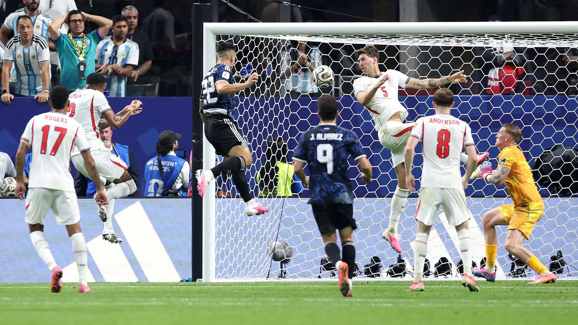 لحظة تسديد كرة في مباراة كرة قدم بين الأرجنتين وإنجلترا خلال نصف نهائي كأس العالم، مع تفاعل اللاعبين والدفاع حول المرمى.