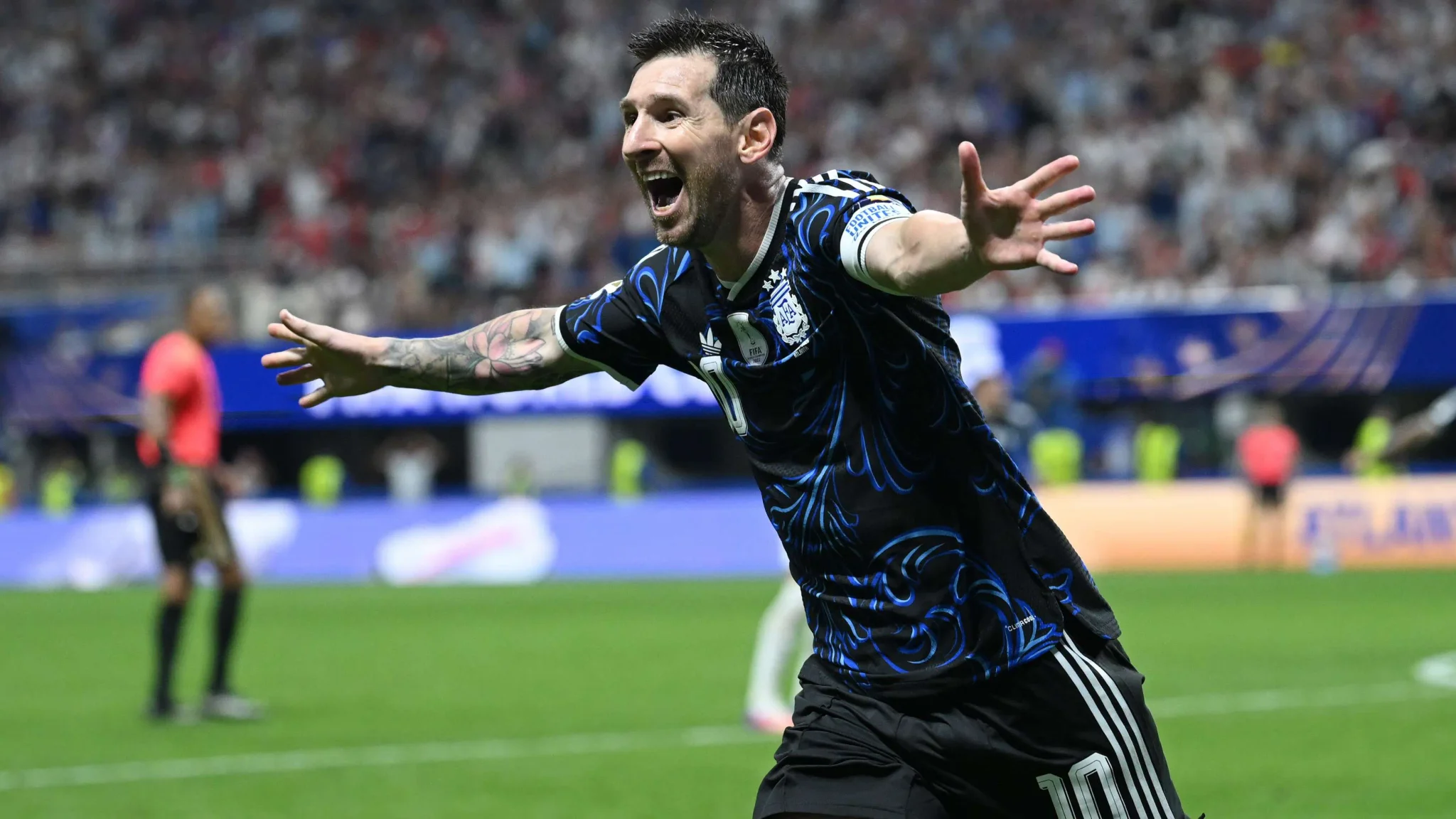 ليونيل ميسي يحتفل بحماس بعد تسجيل هدف في نصف نهائي كأس العالم، مع تركيز على دوره الحاسم في فوز الأرجنتين.