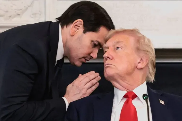 ترامب يتلقى نصيحة من وزير الخارجية ماركو روبيو أثناء حديثهما في مؤتمر صحفي حول اتفاق وقف إطلاق النار في غزة.