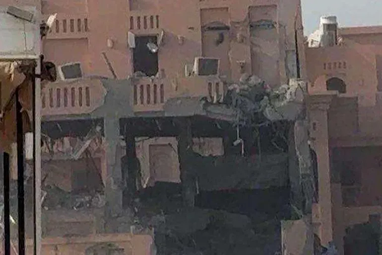 هجوم إسرائيلي على مبنى في الدوحة، يظهر دماراً كبيراً في واجهته، مما يعكس تصعيد التوترات الإقليمية.
