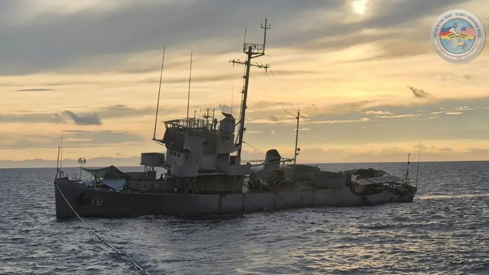 سفينة "براتلبورو" السابقة، التي تعود إلى الحرب العالمية الثانية، تغرق ببطء في بحر الصين الجنوبي قبالة سواحل الفلبين.