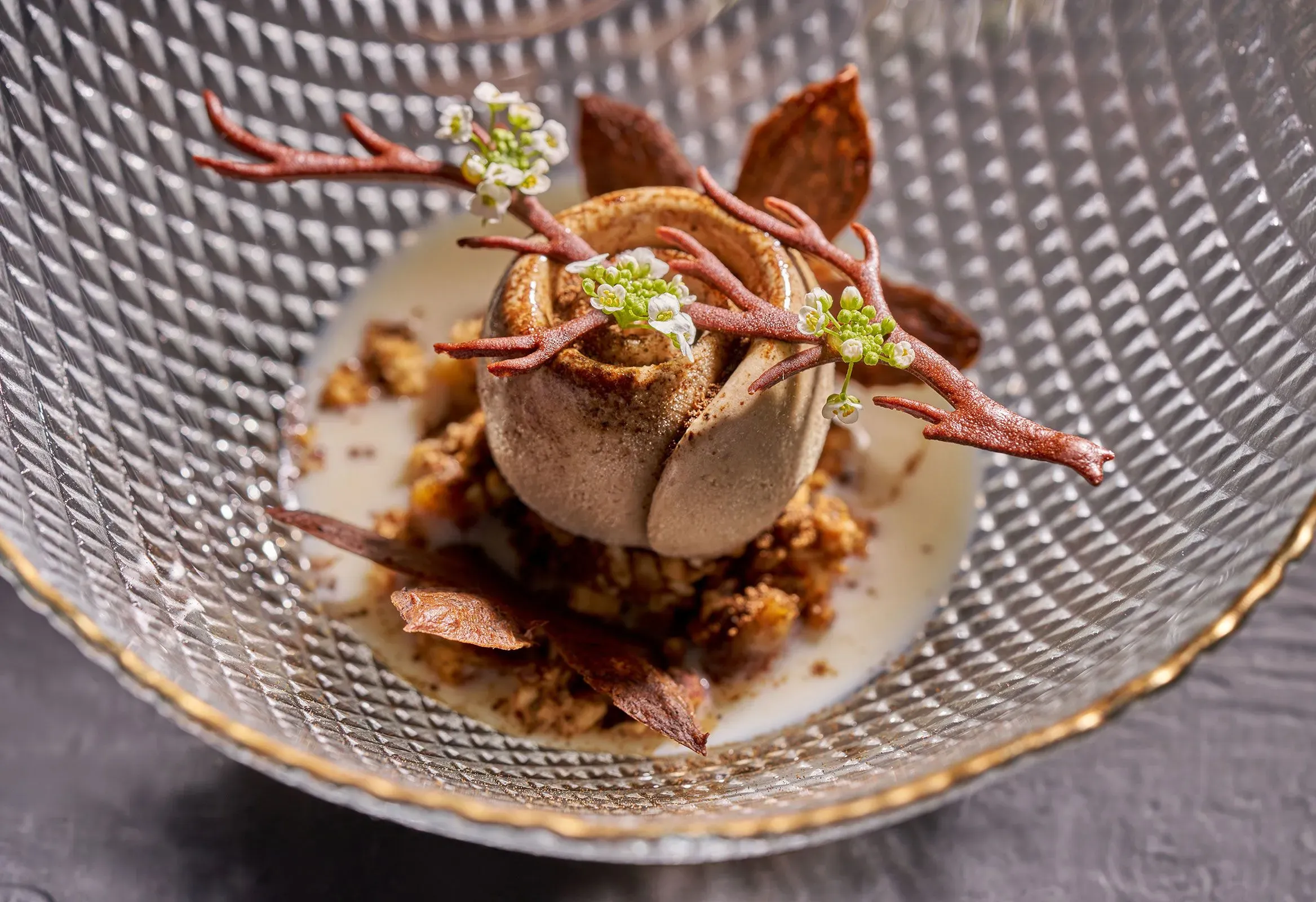 حلوى مبتكرة من مطعم مايدو في ليما، تجمع بين المكونات البيروفية والتقنيات اليابانية، تعكس فن الطهي الحديث.