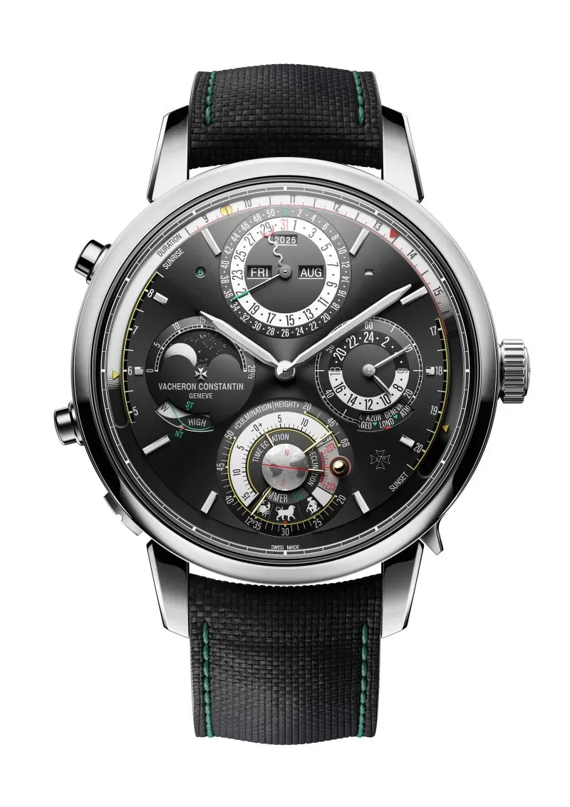 ساعة ڤاشرون كونستانتين الجديدة تعرض ميزات معقدة مثل التقويم والفلك، مع تصميم أنيق من الذهب الأبيض وجلد أسود.