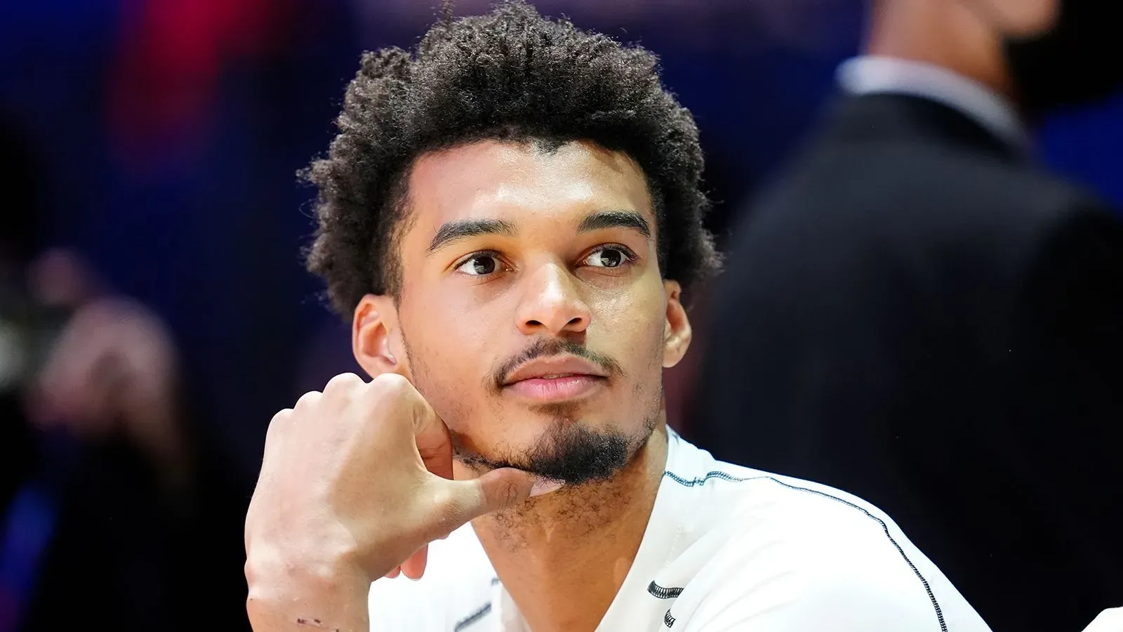 لاعب كرة السلة فيكتور ويمبانياما يجلس بتأمل في معبد شاولين، محاطًا بتماثيل بوذا، بحثًا عن السلام الروحي بعد موسم صعب.