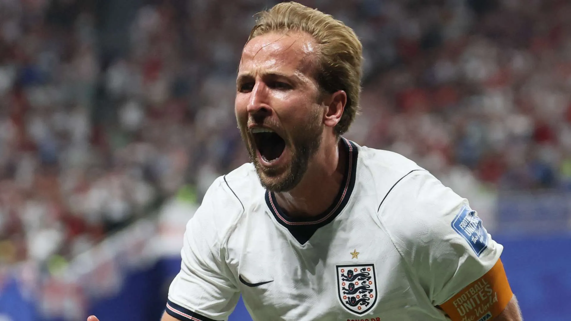 هاري كين يحتفل بحماس بعد تسجيل هدف مع منتخب إنجلترا، متجاوزاً رقم واين روني كأفضل هداف تاريخي.