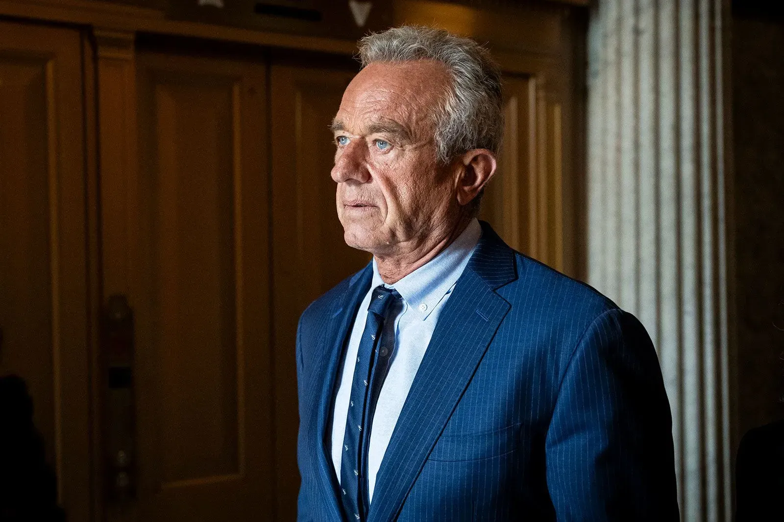 وزير الصحة الأمريكي روبرت ف. كينيدي جونيور يتحدث في مبنى حكومي، في إطار خطته لإقالة مستشارين من فرقة العمل للرعاية الصحية الوقائية.