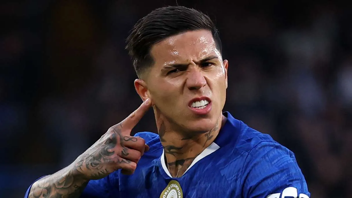 إنزو فرنانديز لاعب وسط تشيلسي يظهر بتعبير حازم أثناء مباراة، مع تأكيد تشابي ألونسو على بقائه في الفريق ضمن خطط الموسم الجديد.