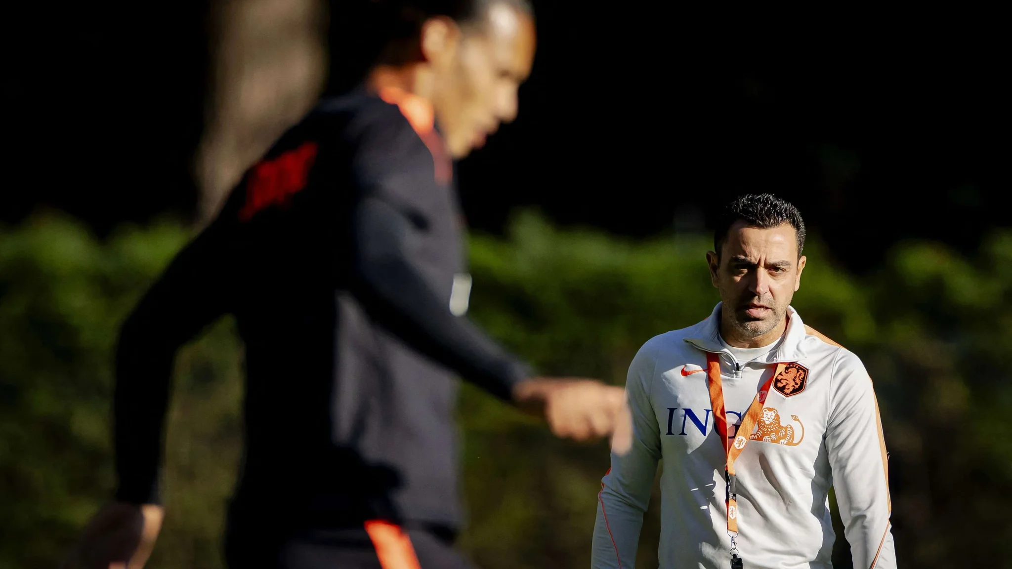 تشافي هيرنانديز خلال تدريبات منتخب هولندا في مجمع الاتحاد الهولندي استعداداً لمباراة دوري الأمم أمام ألمانيا، مع تركيز على تطوير اللاعبين الشباب.