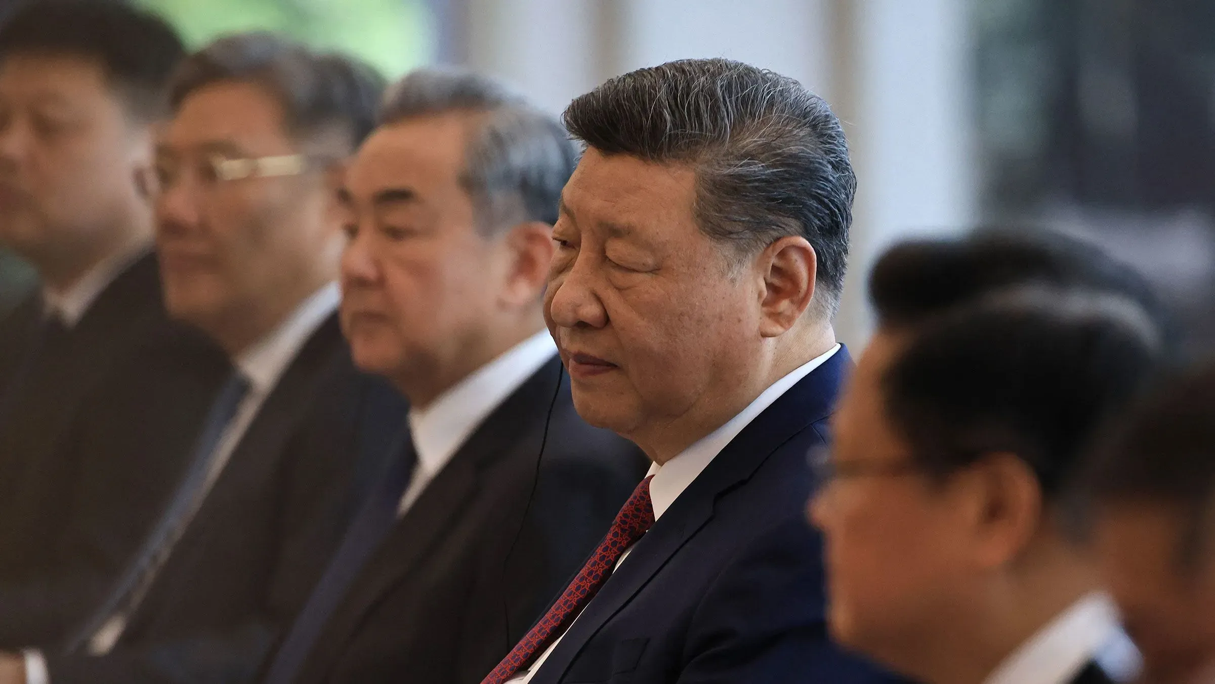 شي جين بينغ في اجتماع مع مسؤولين صينيين، يعبر عن موقف بلاده القوي في مواجهة الحرب التجارية مع الولايات المتحدة.