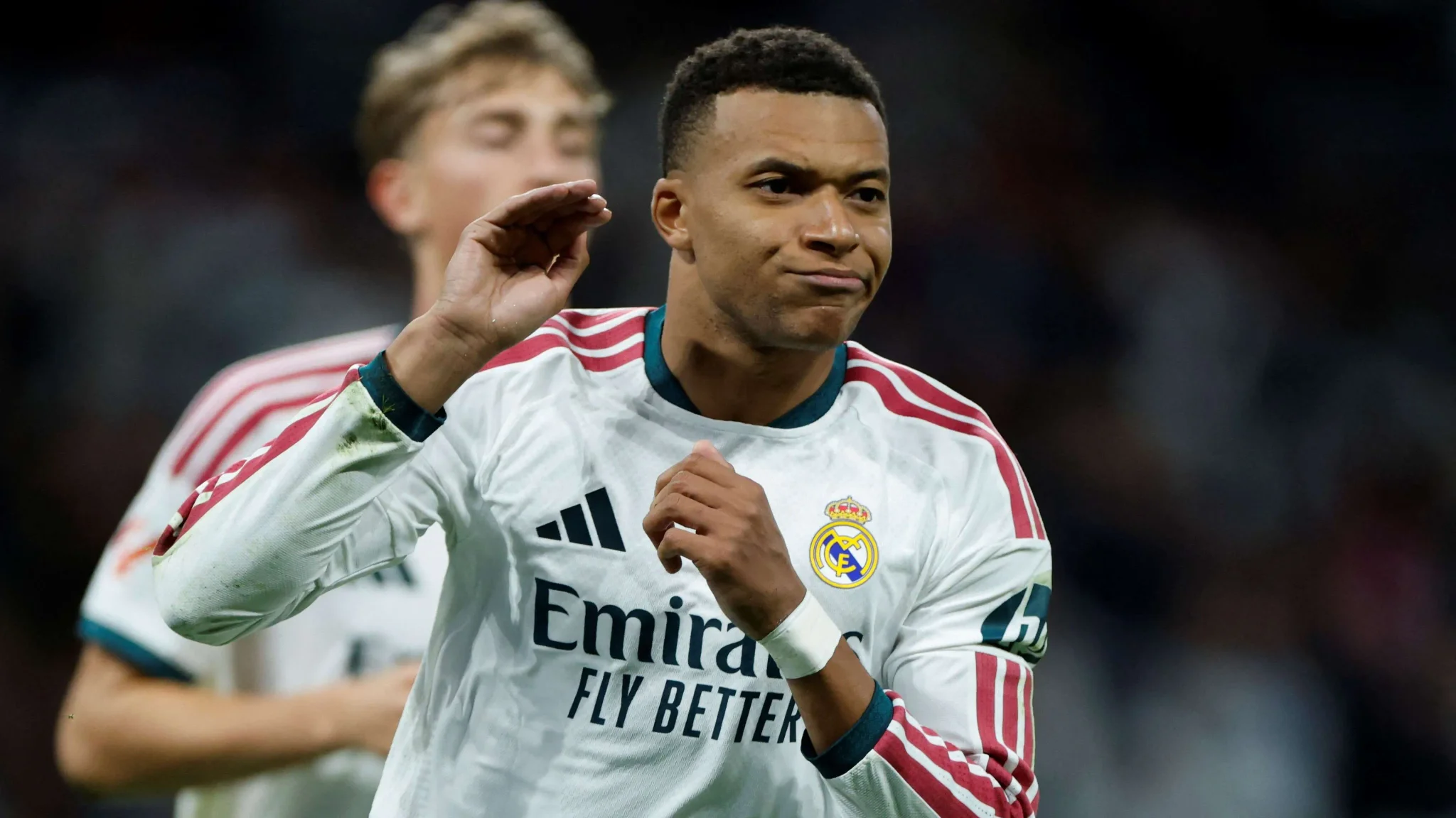 كيليان مبابي لاعب ريال مدريد يحتفل بهدف خلال مباراة، بعد تتويجه بجائزة Onze d'Or 2026 بتصويت الجمهور العالمي.