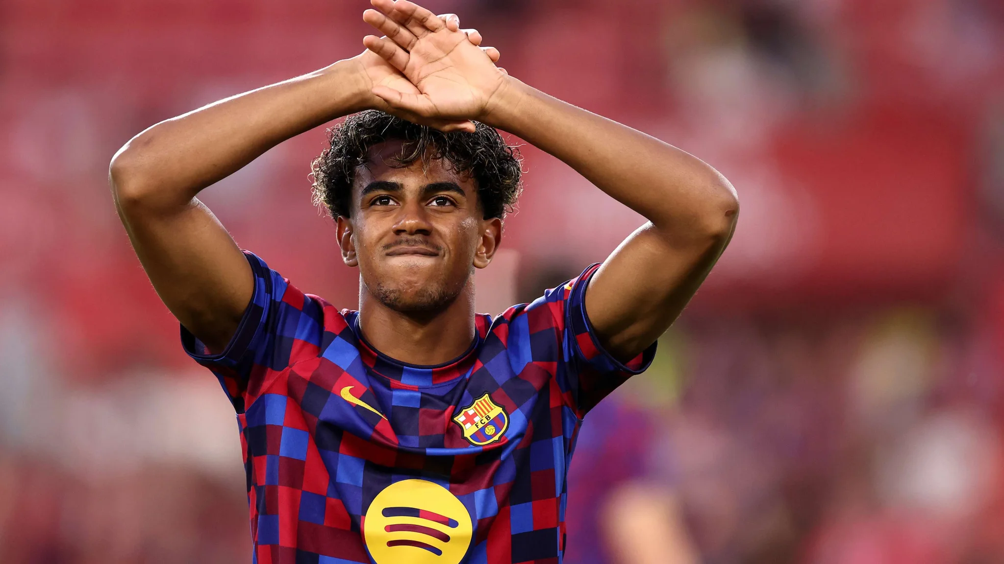 لاعب برشلونة الشاب لامين يامال يرفع يديه تقديراً للجماهير، معبراً عن فلسفته في الفوز بجائزة الكرة الذهبية وأسلوبه المميز في اللعب.