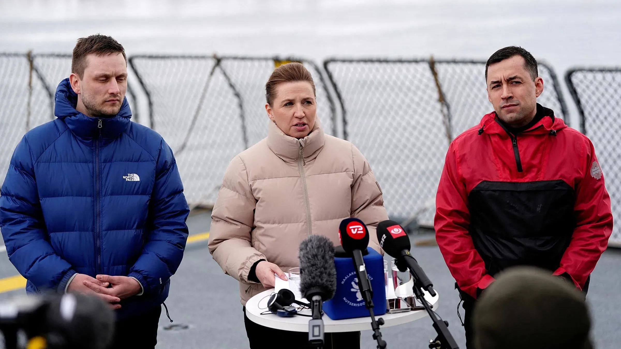 رئيسة الوزراء الدنماركية ميتي فريدريكسن تتحدث في مؤتمر صحفي مع رئيسي وزراء غرينلاند، داعية لتعزيز التعاون الدفاعي في القطب الشمالي.