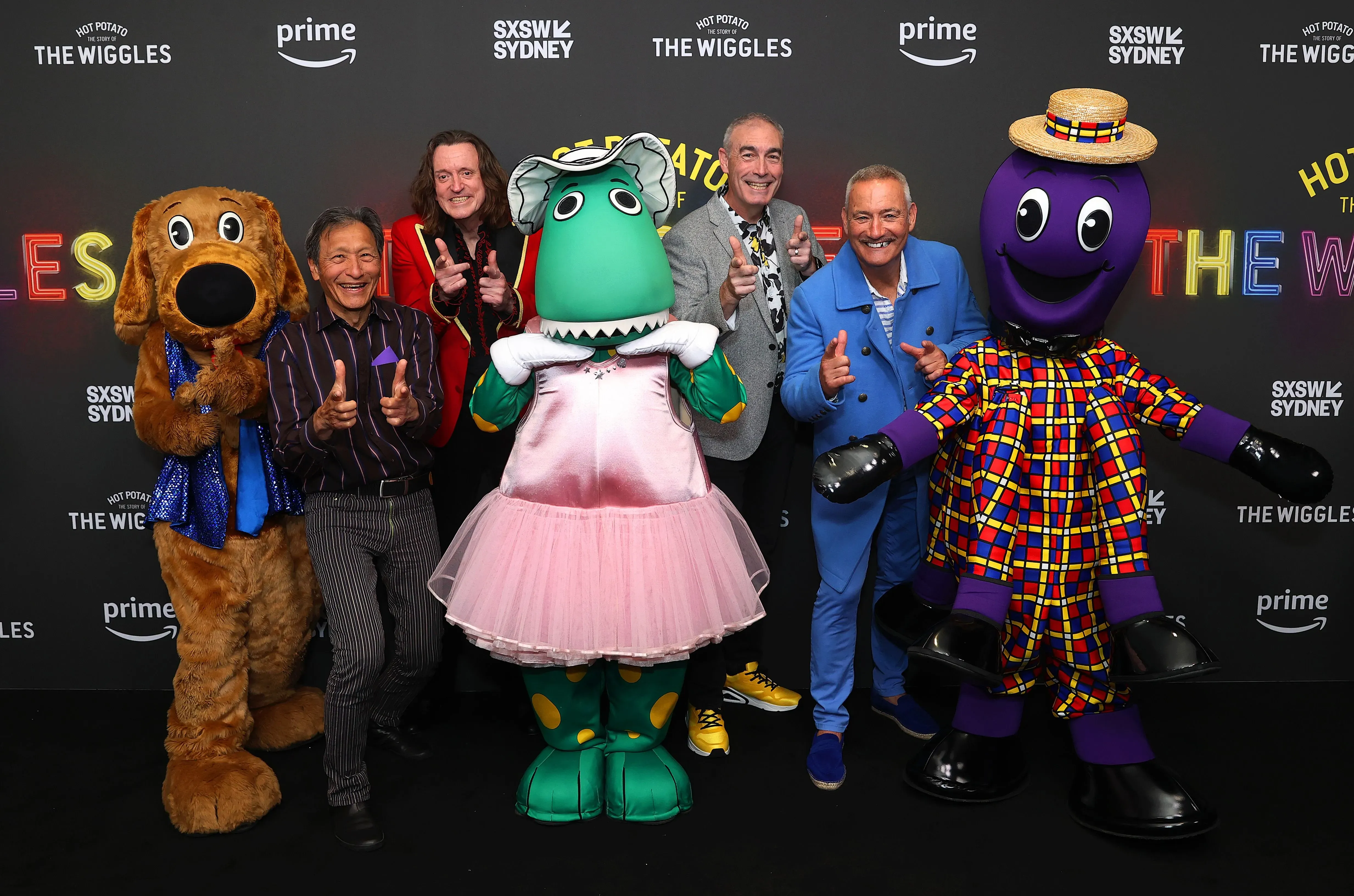 شخصيات ملونة ومحبوبة من برنامج "The Wiggles" في حدث خاص، تعبر عن أهمية المحتوى الآمن للأطفال على وسائل التواصل الاجتماعي.