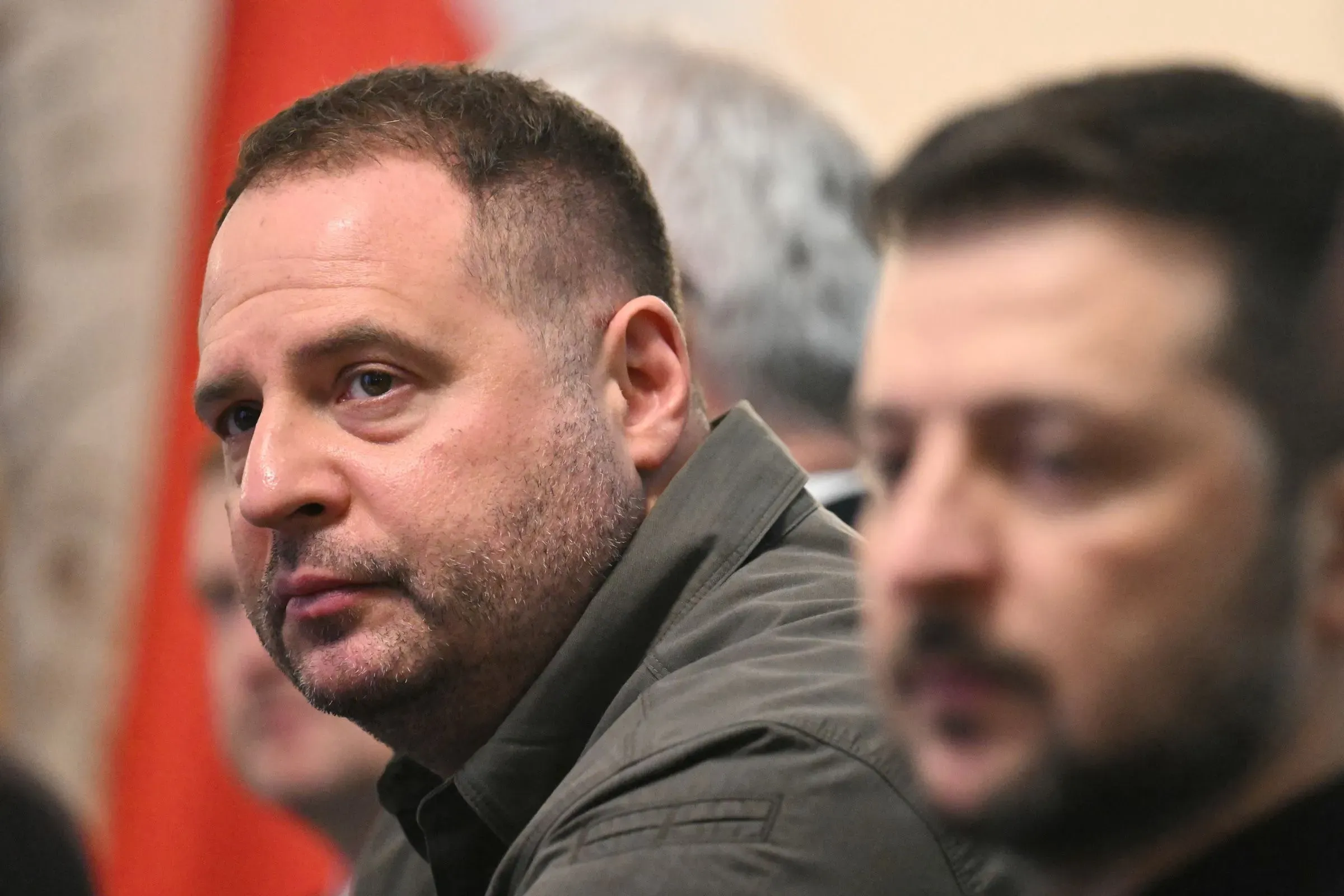 استقالة أندريه يرماك، المدير السابق لمكتب الرئيس الأوكراني، بعد فضيحة فساد، تُعتبر اختبارًا سياسيًا حاسمًا لفولوديمير زيلينسكي.