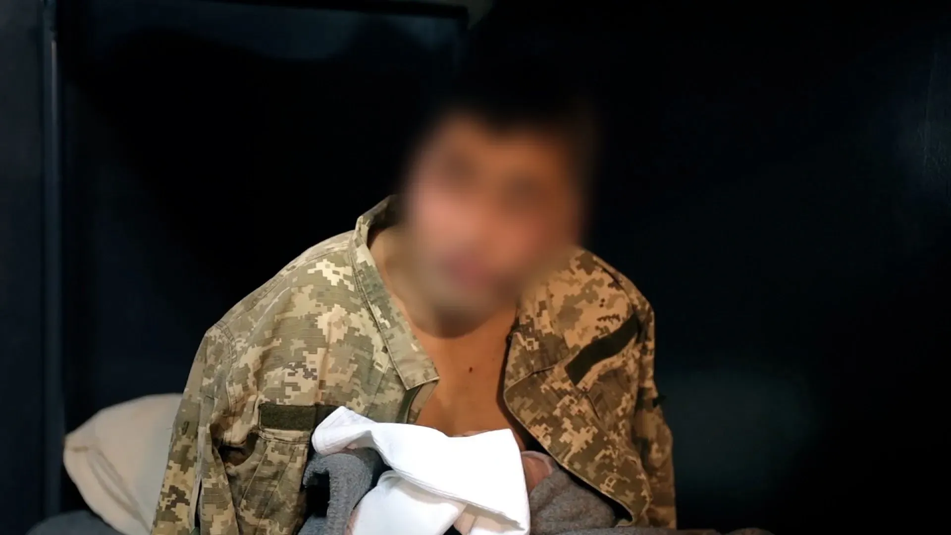 جندي كوري شمالي أسير في أوكرانيا، يظهر مصابًا، مع تفاصيل عن استجوابه حول رغبته في العودة إلى بلاده أو البقاء في أوكرانيا.