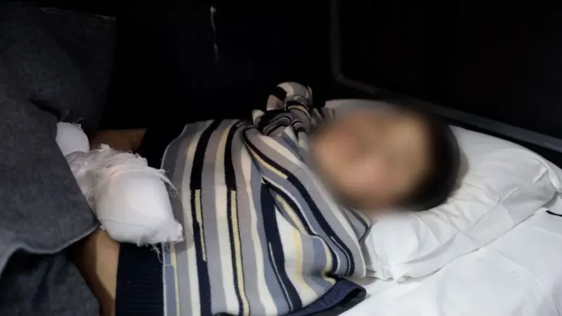 جندي كوري شمالي مصاب مستلقٍ على سرير، يظهر عليه علامات التعب والجرح، في سياق الحرب الأوكرانية.