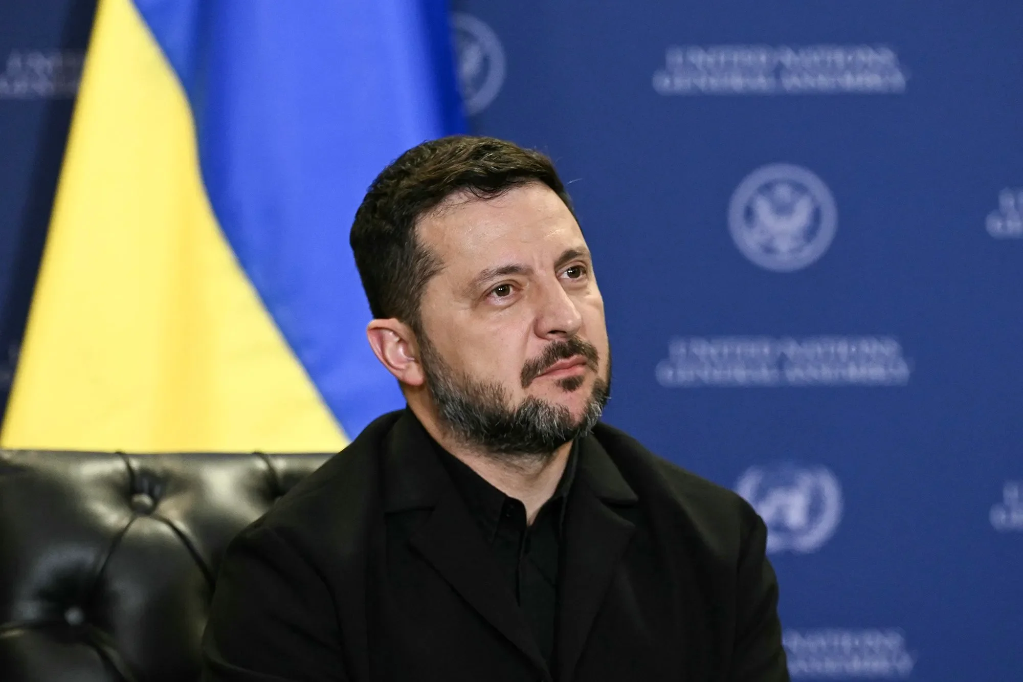 الرئيس الأوكراني فولوديمير زيلينسكي أمام علم أوكرانيا يتحدث عن ترخيص تصنيع صواريخ باتريوت لتعزيز الدفاع الجوي في كييف.